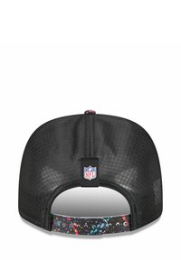 Schwarze Cap mit Netzrücken, ausgestattet mit einem bunten Spritzmuster-Gurt und einem NFL-Logo-Tag in der Mitte der Rückseite.
