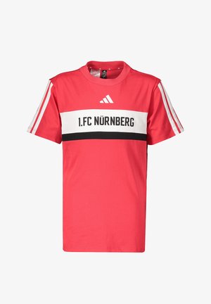 Czerwona koszulka Adidas z białymi i czarnymi poziomymi paskami oraz napisem "1. FC Nürnberg" na piersi, z białymi paskami Adidas na rękawach.
