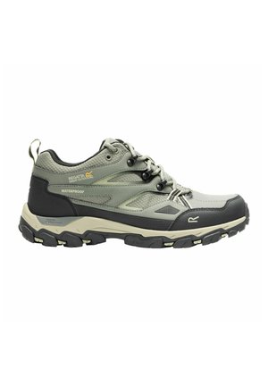 Grüner und schwarzer wasserdichter Wanderschuh mit Schnürverschluss, profilierter Sohle und Schlaufe an der Ferse, für den Außeneinsatz entwickelt.