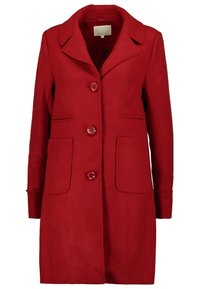 Abrigo de lana rojo con cuello con muescas, cuatro botones delanteros y dos bolsillos laterales; textura suave con un ajuste estructurado.