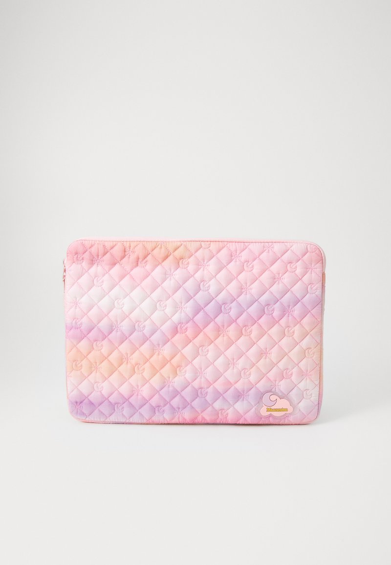 Vaatimustekstiilissä on kimaltava läppärikotelo, jossa on gradienttivärit vaaleanpunaisesta purppuraan. Siinä on hienovarainen kuvio, vetoketjukiinnitys ja pieni logokuva.