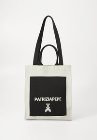 Borsa tote con un design in bianco e nero, realizzata in tessuto, con il nome del marchio "PATRIZIAPEPE" in evidenza su un quadrato nero.
