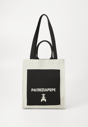 Borsa tote con un design in bianco e nero, realizzata in tessuto, con il nome del marchio "PATRIZIAPEPE" in evidenza su un quadrato nero.