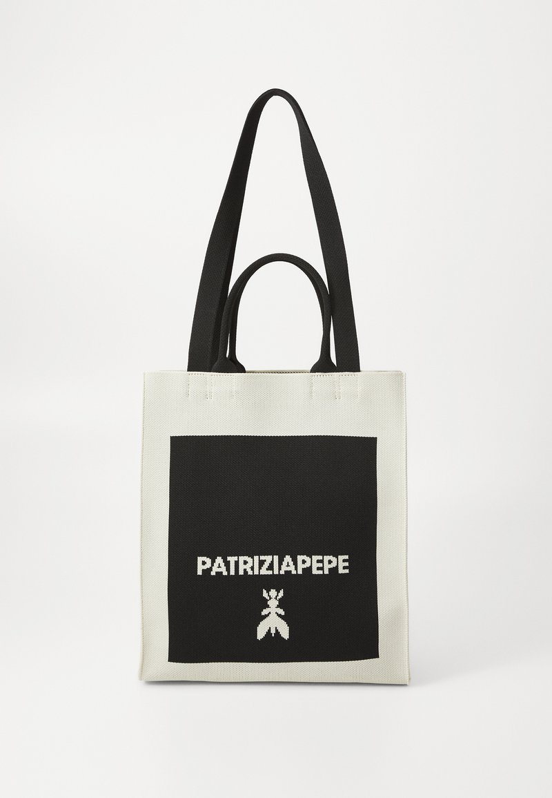 Borsa tote con un design in bianco e nero, realizzata in tessuto, con il nome del marchio "PATRIZIAPEPE" in evidenza su un quadrato nero.