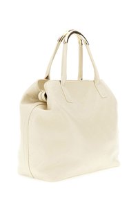Crème leren handtas met een reliëfpatroon, gestructureerde vorm, dubbele handvatten afgewerkt met gouden metalen accenten.