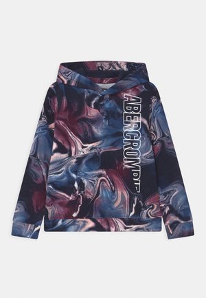 Sudadera con capucha en un patrón de mármol en espiral de color marino, burdeos y azul claro, con un gran texto blanco "ABERCROMBIE" en la parte frontal.
