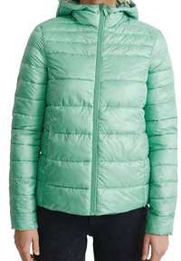 Chaqueta acolchada color verde claro con diseño acolchado horizontal, cremallera completa y capucha. Textura suave y brillante; mangas largas; fabricada con material sintético.