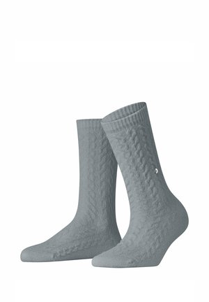 Par de calcetines tejidos de color gris claro con un sutil patrón de cables y un pequeño detalle redondo plateado en un lado.