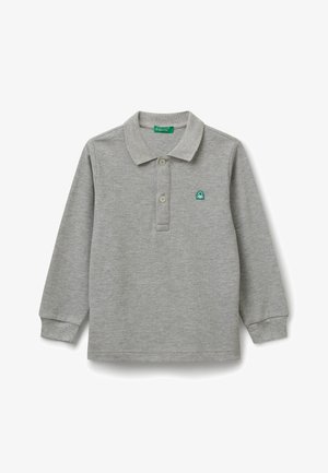 Světle šedá polo košile s dlouhým rukávem, se dvěma knoflíky a malým zeleným logem na levé hrudi, ležící na bílé pozadí.