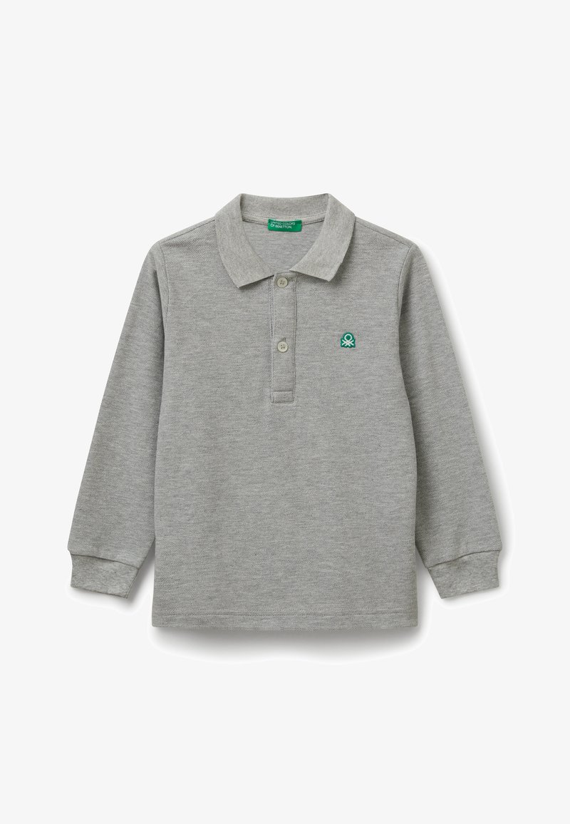 Helles graues Langarm-Polohemd mit zwei Knöpfen und einem kleinen grünen Logo auf der linken Brust, flach auf einem weißen Hintergrund ausgelegt.