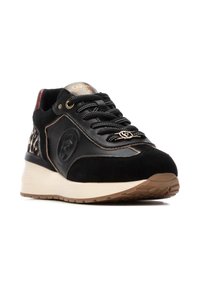 Schwarze Sneaker aus Wildleder und Leder, mit Leopardenmuster-Akzenten, goldenem Logo, runden Schnürsenkeln und einer Gummisohle mit strukturiertem Profil.