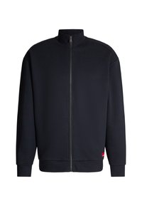 Giacca nera con zip realizzata in tessuto morbido; presenta un alto colletto, maniche lunghe e un piccolo logo rosso accentato all'orlo.