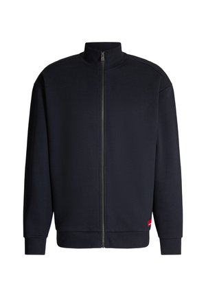 Czarna kurtka zapinana na zamek, wykonana z miękkiego materiału; posiada wysoki kołnierz, długie rękawy i mały czerwony akcent logo na dolnym brzegu.