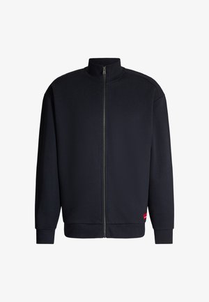 Czarna kurtka zapinana na zamek, wykonana z miękkiego materiału; posiada wysoki kołnierz, długie rękawy i mały czerwony akcent logo na dolnym brzegu.