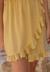 Next MINI WRAP - REGULAR FIT - Denní šaty - yellow