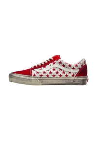 Sneaker bassa rossa e bianca con motivo a stelle rosse e striscia bianca, dotata di suola in gomma consumata e lacci bianchi.