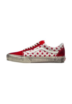 Sneaker bassa rossa e bianca con motivo a stelle rosse e striscia bianca, dotata di suola in gomma consumata e lacci bianchi.