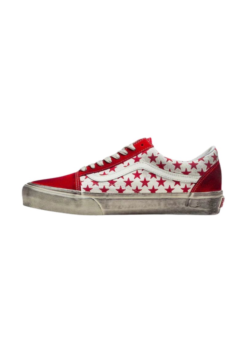 Sneaker bassa rossa e bianca con motivo a stelle rosse e striscia bianca, dotata di suola in gomma consumata e lacci bianchi.