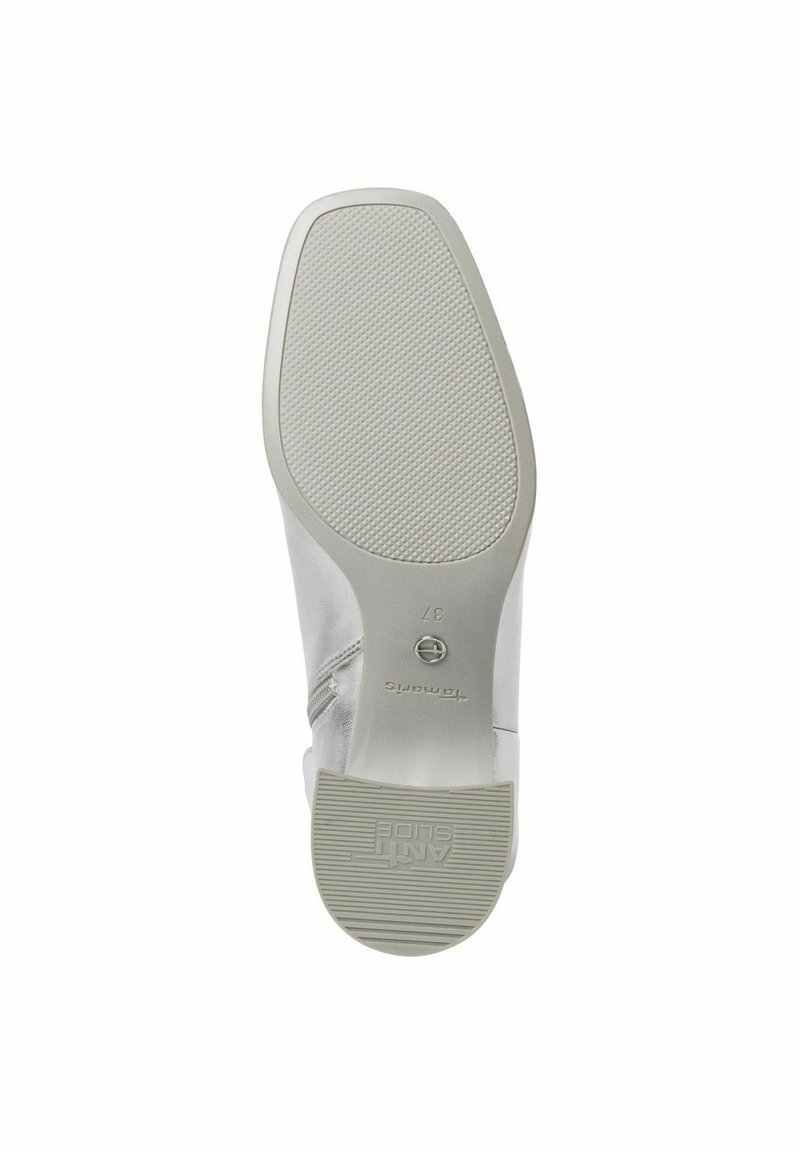 Zilveren schoen met een gestructureerde rubberen zool, met een ronde neus en een gladde oppervlakte. Inclusief branding op de zool en een uniek hakontwerp.