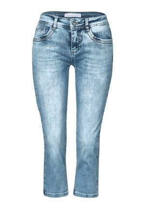 Jeans de denim azul claro con corte recto, con bolsillos delanteros, pasadores para el cinturón y un acabado desgastado. Costuras visibles y cierre de botón.