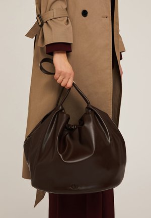 Braune Lederhandtasche mit einem weichen, gerafften Design, ausgestattet mit zwei Griffen. Die Tasche hat eine glatte Textur und ein dezentes Logo auf der Vorderseite.