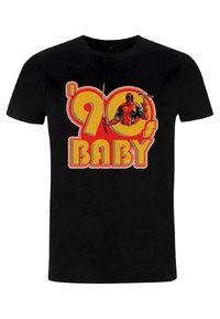 Sort bomulds t-shirt med et farverigt grafik, der har teksten "90's BABY" og en illustration af en karakter, der holder et sværd.
