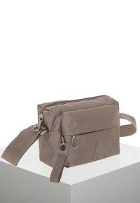 Borsa compatta in tessuto marrone con superficie testurizzata, dotata di chiusura con zip e tracolla regolabile. Include dettaglio del logo impresso.