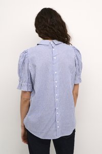 Camicia a righe blu e bianche con colletto, maniche a palloncino corte e chiusura con bottoni sul retro. Tessuto morbido.