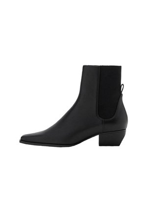 Stivale alla caviglia nero in pelle liscia con punta affusolata, pannelli laterali elasticizzati e tacco a blocco basso. Design minimalista senza hardware visibile.