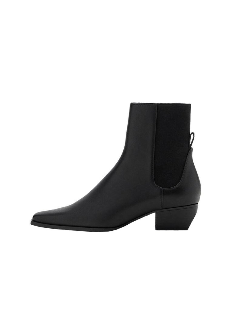 Stivale alla caviglia nero in pelle liscia con punta affusolata, pannelli laterali elasticizzati e tacco a blocco basso. Design minimalista senza hardware visibile.