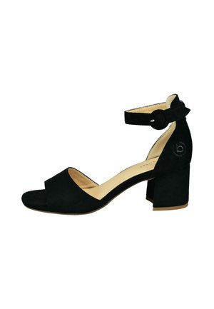 Schwarze Wildleder-Sandalen mit hohen Absätzen, offener Zehenpartie, Knöchelriemen und Blockabsatz; verfügt über eine abgerundete obere Kante und einen Knopfakzent.