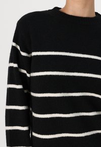 Vero Moda Petite VMFLAWLESS O NECK - Džemperis - black/birch