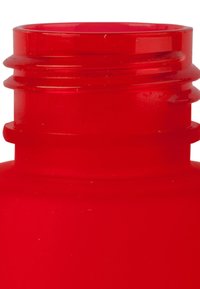 Nahaufnahme des Halses und des Gewindes einer roten Kunststoffflasche, die für einen sicheren Verschluss konzipiert ist.