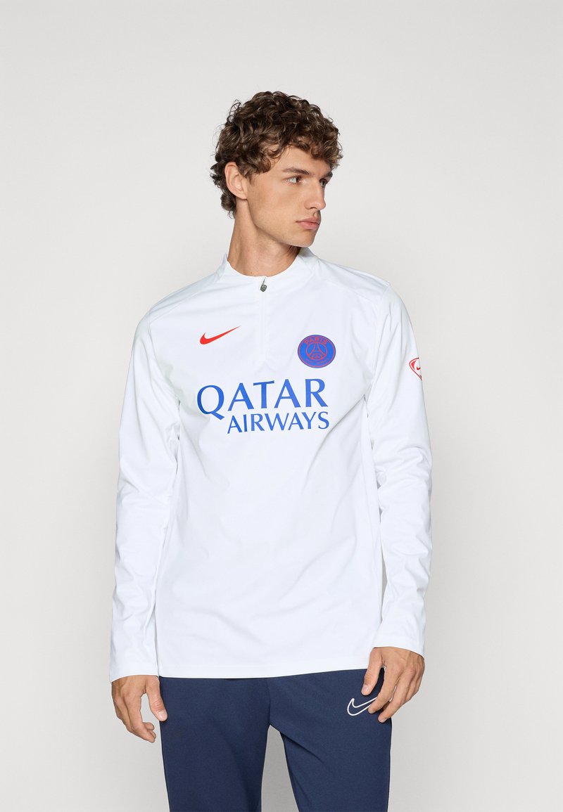 Bijela majica dugih rukava za trening s visokim ovratnikom, sadrži crveni Nike logo i plavi grafički prikaz "Qatar Airways" sprijeda.