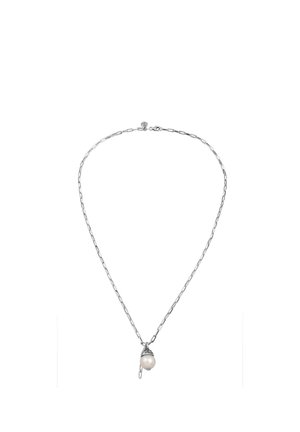 Collier chaîne en argent avec un pendentif unique en perle blanche, orné d'un petit capuchon décoratif en métal et d'un détail en forme de trombone.