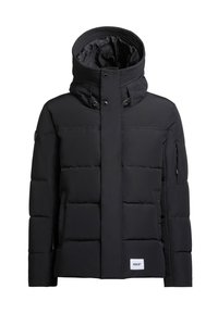 Chaqueta de plumas negra con un cuello alto, diseño de acolchado horizontal, bolsillo con cremallera en el brazo izquierdo y parche de logo en el dobladillo frontal.
