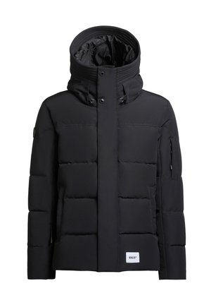 Melna pūkainā jaka ar augstu apkakli, horizontāli quiltota dizaina, ar rāvējslēdzēja kabatu uz kreisā roka un logo uzlīmi priekšējā apakšmalā.