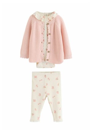 Rosa gestrickter Babycardigan über cremefarbenem, geblümtem Body mit Rüschen und passenden geblümten Leggings.