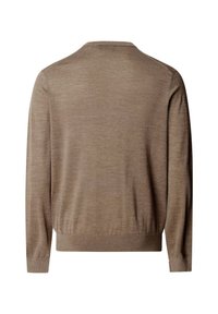 Bruine gebreide trui met een ronde hals, lange mouwen en een aansluitende zoom; gladde textuur en minimalistisch ontwerp zonder zichtbare patronen of accenten.