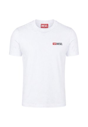 T-shirt bianca a maniche corte con scollo a girocollo, con piccolo logo Diesel rosso e nero sul petto sinistro e etichetta Diesel rossa all'interno del colletto.