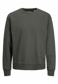 Sudadera verde oscuro hecha de una tela suave, con cuello redondo, mangas largas, puños acanalados y una pequeña etiqueta en el dobladillo.