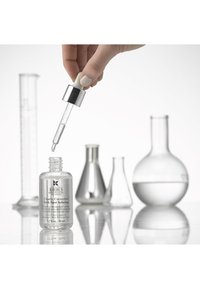 Kiehl's CLEARLY CORRECTIVE DARK SPOT SOLUTION - Serum