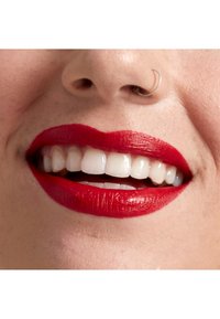 NYX Professional Makeup SHOUT LOUD SATIN LIPSTICK czerwony