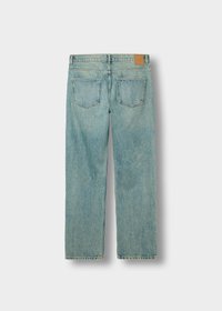Blå denimjeans med rett bein-design, fem-lommers stil, lysvasket finish og en tan lær-patch på bakløpet.