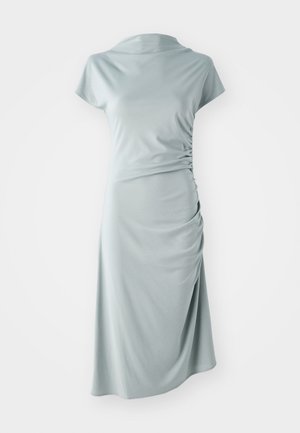 Šviesiai mėlyna suknelė, pagaminta iš minkštos medžiagos, su apvaliu kaklu, trumpomis rankovėmis ir surinkimu vienoje pusėje. Lygi tekstūra ir iki kelių.