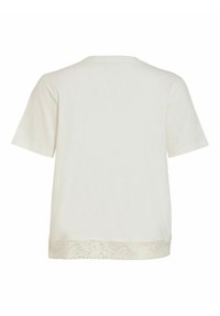 Chemise crème unie à manches courtes avec un col rond et une bordure en dentelle le long de l'ourlet inférieur.