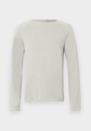 Vaaleanharmaa pitkähihainen paita, jossa on pyöreä kaula-aukko, teksturoitu kangas ja raglan-hihat. Yksinkertainen muotoilu, ei näkyviä logoja tai kuvioita.