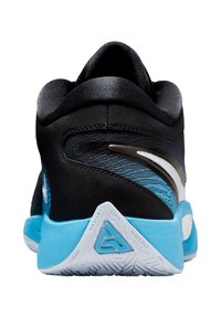 Scarpa sportiva nera con tomaia texturizzata, accentata da blu e suola grigia. Design del tallone affusolato e dettaglio del logo distintivo sul retro.