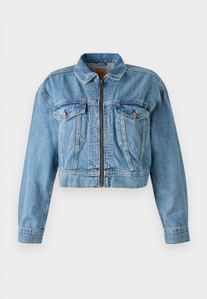 Heledatud teksajakk helesinisena, millel on ees lukuga sulgemine, kaks rinnaTaskut ja pikad varrukad. Kulunud tekstuur koos nähtava õmblemisega.