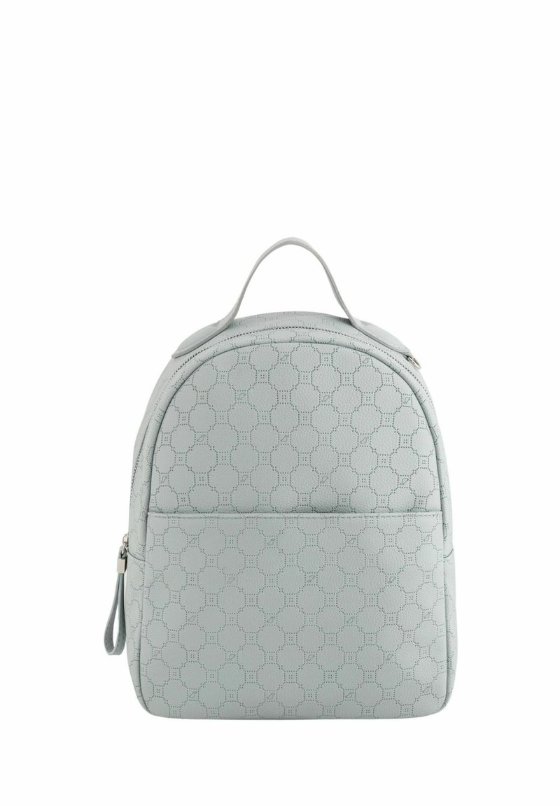 Mochila azul claro hecha de un material texturizado con un patrón hexagonal, parte superior redondeada, cierre de cremallera y un bolsillo frontal.